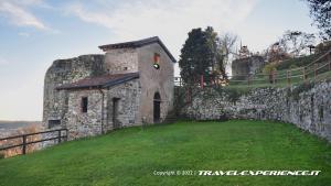 Parco della Rocca di Arona: panorama su Arona: ruderi e chiesetta di Sant'Ambrogio