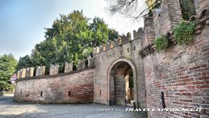 Castello Albani di Urgnano (BG): mura e porta di accesso verso l'esterno del paese