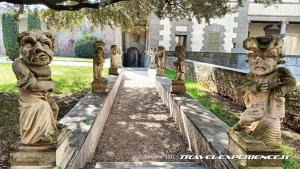 Castello Albani di Urgnano (BG): statue dei nani che rappresentano i vizi umani, nel giardino pensile