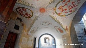 Castello Albani di Urgnano (BG): affreschi con stemmi dei proprietari nell'androne all'entrata