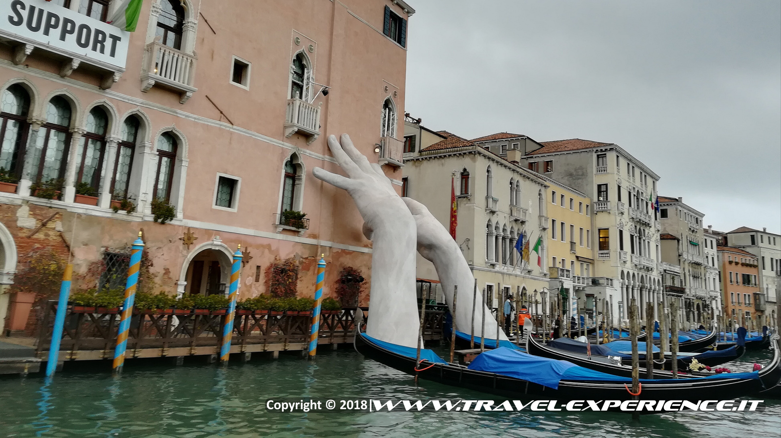 Foto Support che esce dall'acqua del Canal Grande di Venezia