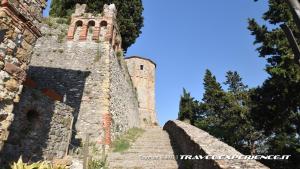 La rampa di scale che sale al Castello di Azzurrina