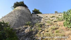 Dettaglio delle fortificazioni esterne del Castello di Azzurrina