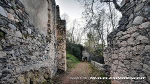 Parco della Rocca di Arona: panorama su Arona: ruderi della rocca e delle mura