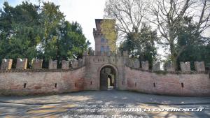 Castello Albani di Urgnano (BG): porta di accesso e mura dall'esterno del paese